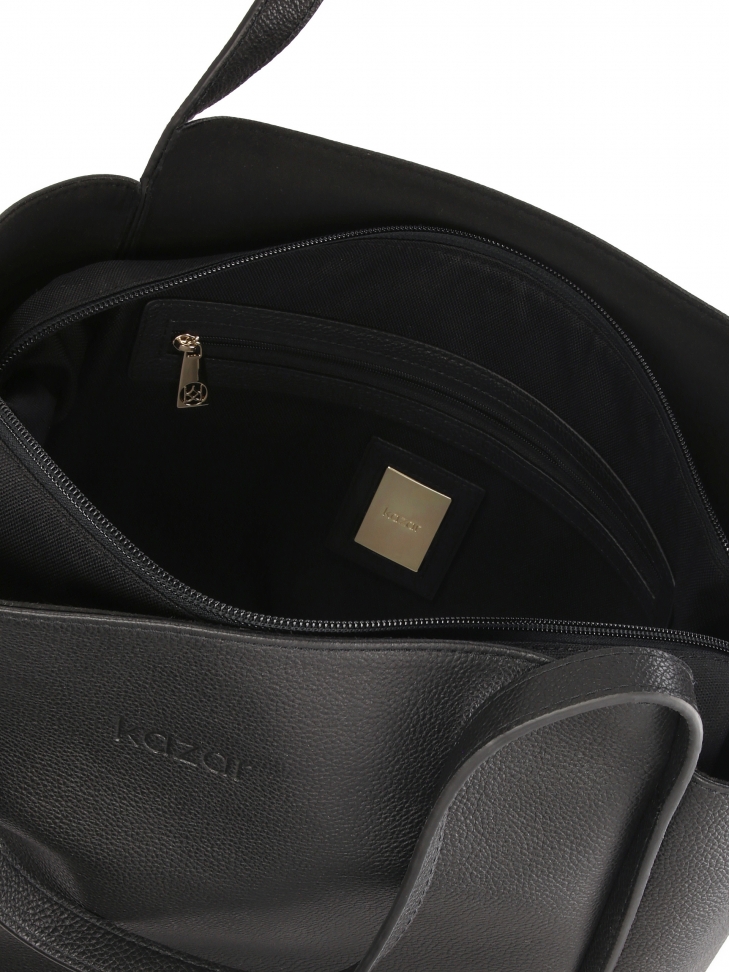 Czarna minimalistyczna torebka na ramię