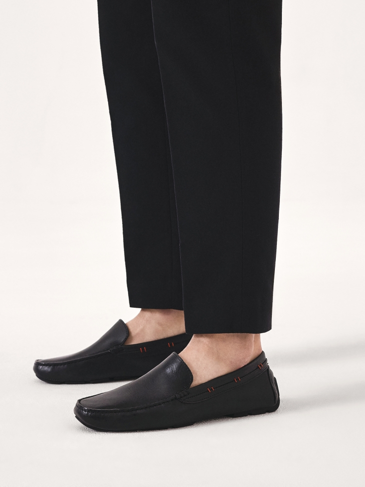 Czarne mokasyny z czerwonym akcentem