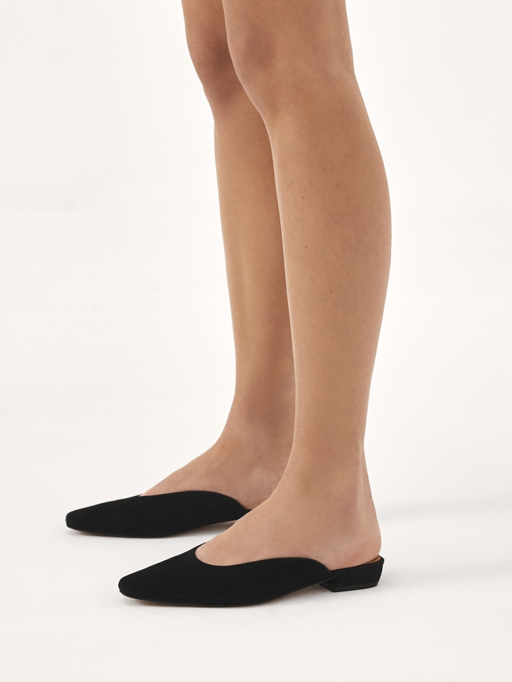 Czarne zamszowe klapki z pełnymi noskami