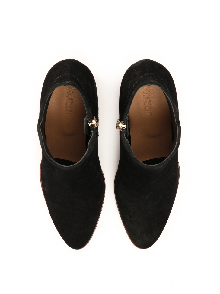 Czarne zamszowe botki na jasnym obcasie