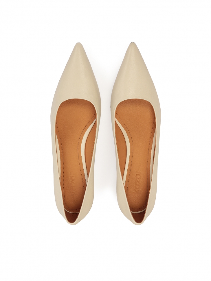 Kremowe czółenka na obcasie typu kitten