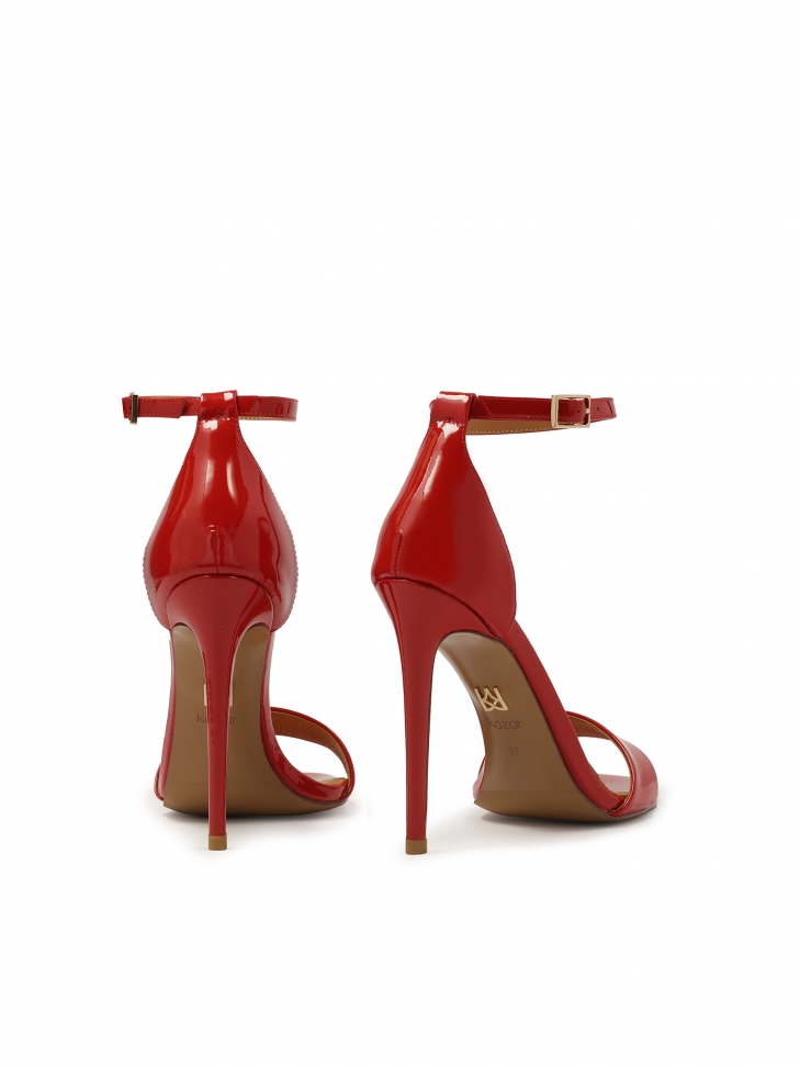 Czerwone lakierowane sandały z zabudowaną piętą