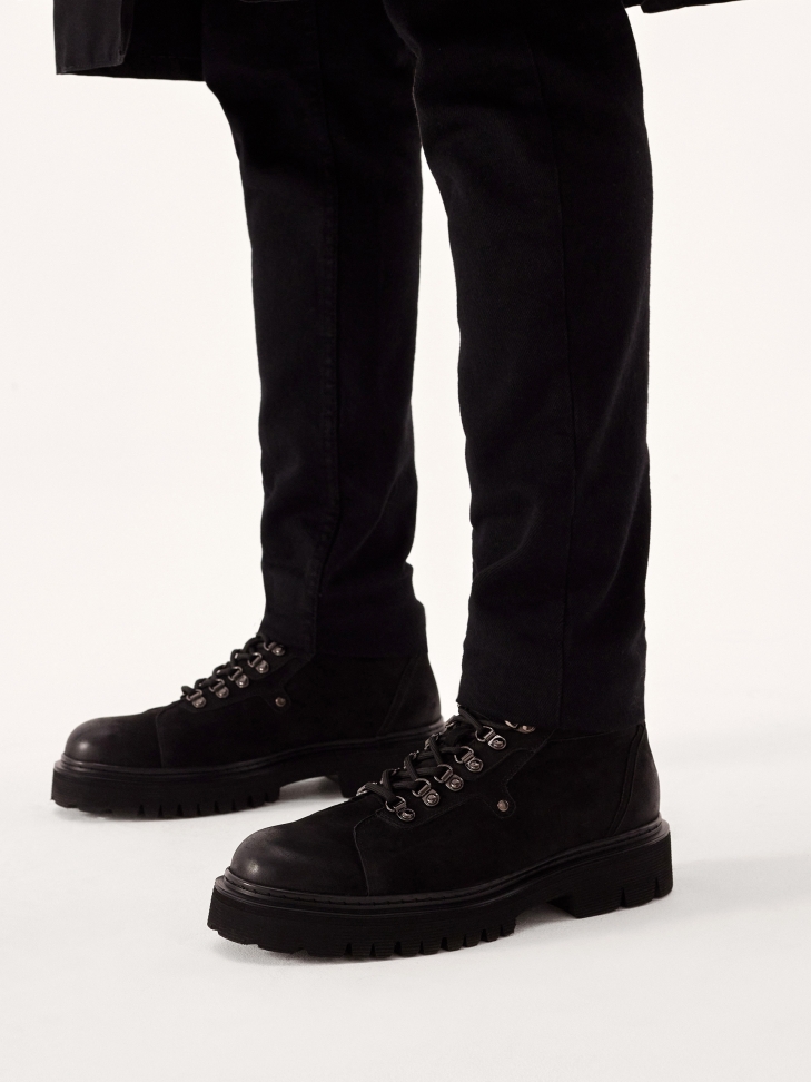 Wiązane trzewiki z nubuku