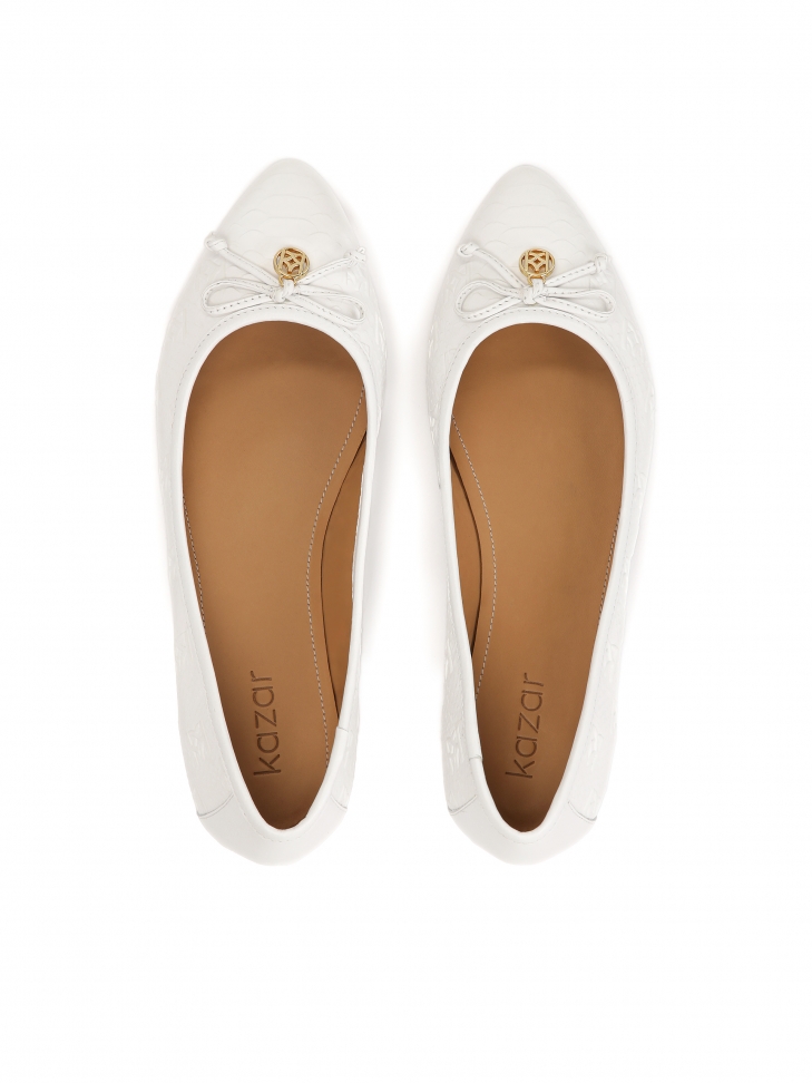 Białe baleriny z kokardką na nosku