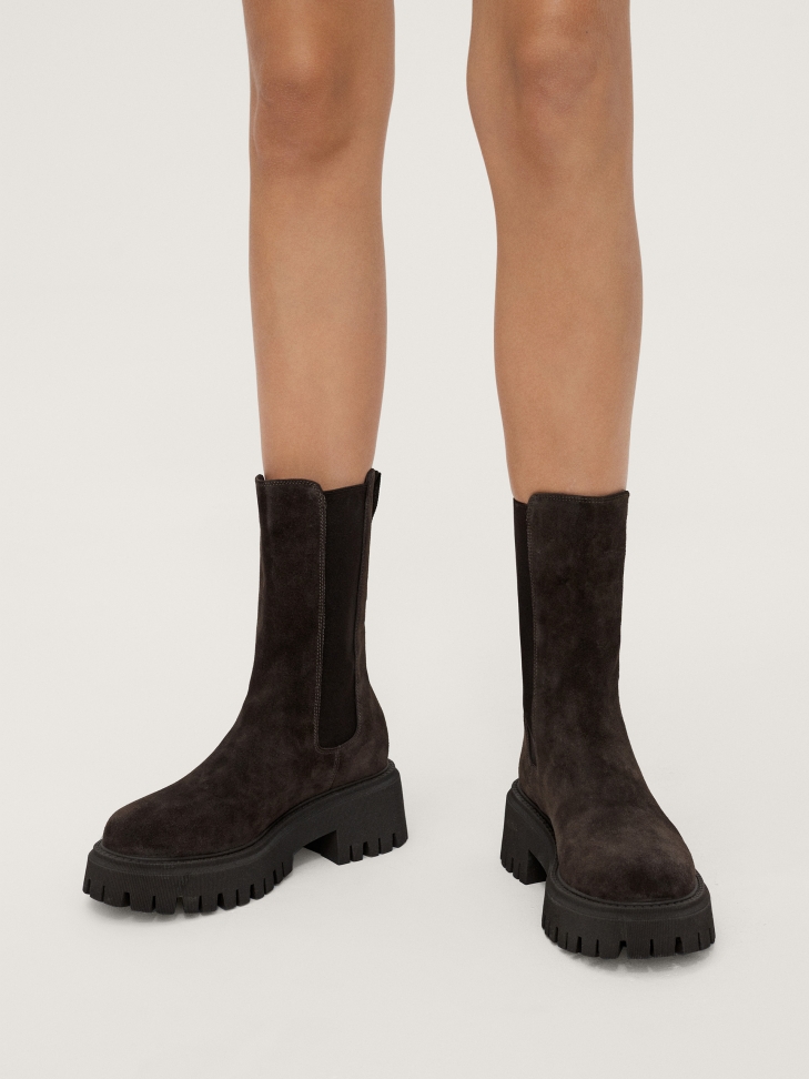 Ciemnobrązowe botki typu chelsea z wysoką cholewką i grubą podeszwą