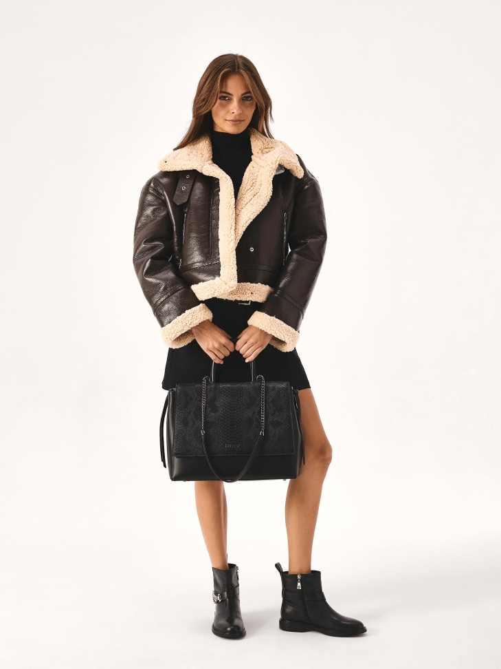 Płaskie botki na suwak zdobione łańcuchem