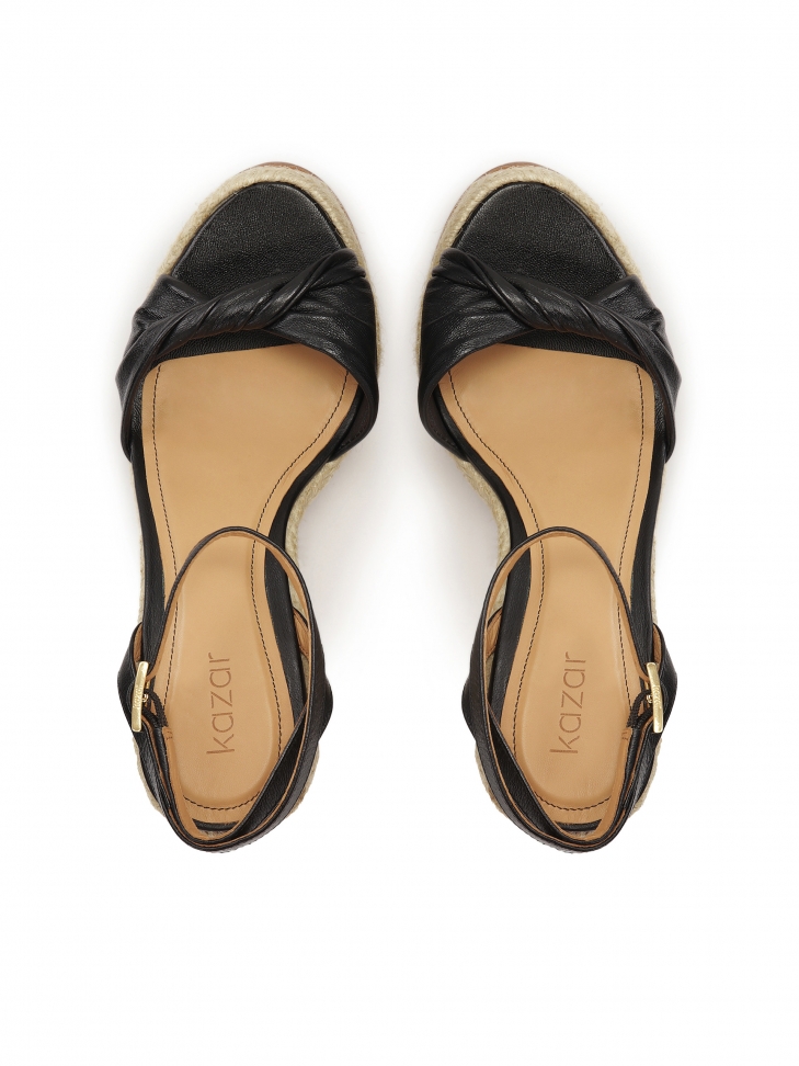 Czarne skórzane sandały na koturnie