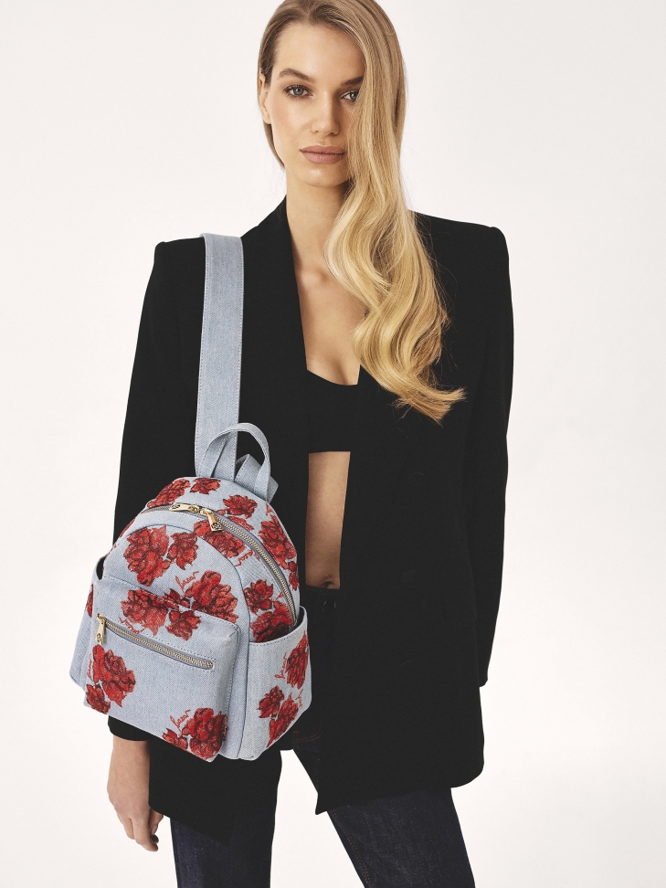 Niebieski plecak z tkaniny zdobionej czerwonymi kwiatami