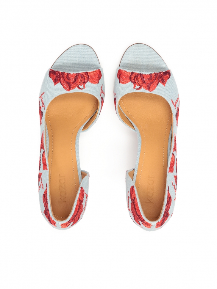 Czółenka peep toe z tkaniny denim z wyszywanymi kwiatami