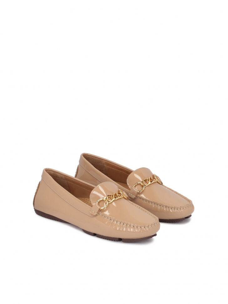 Jasnobrązowe lakierowane mokasyny damskie