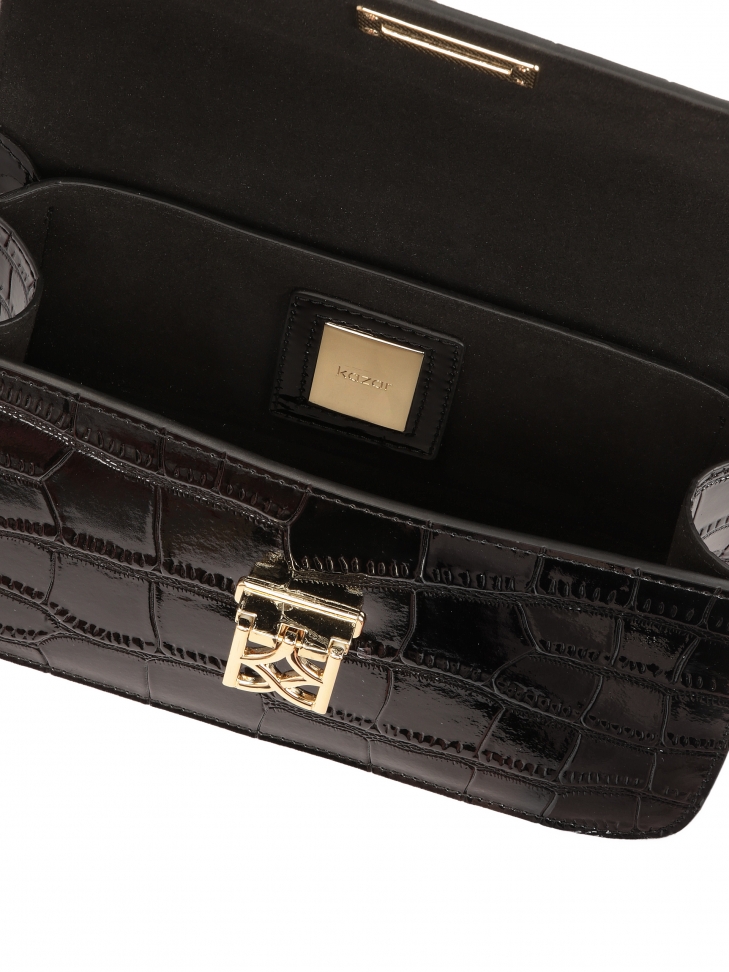 Czarna torebka z tłoczonej skóry na efektownym łańcuszku