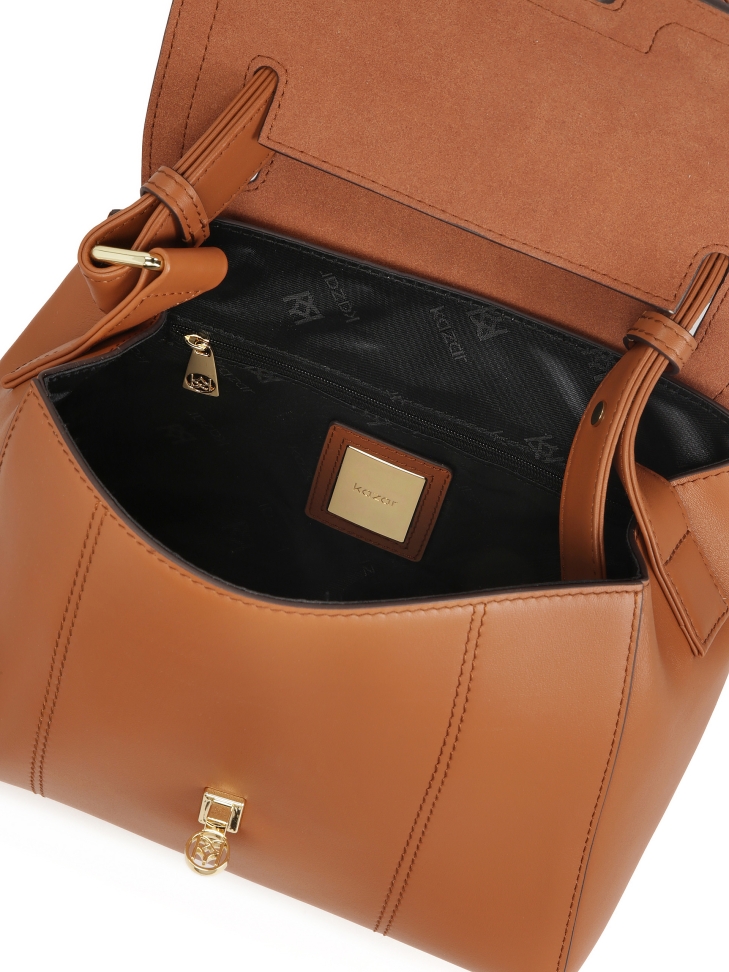 Brązowa torebka z klapą i uchwytem