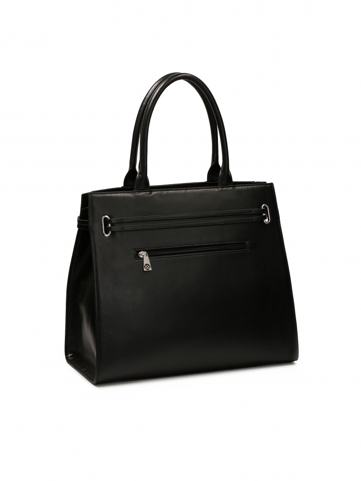 Czarna torebka zdobiona paskami ze sprzączkami