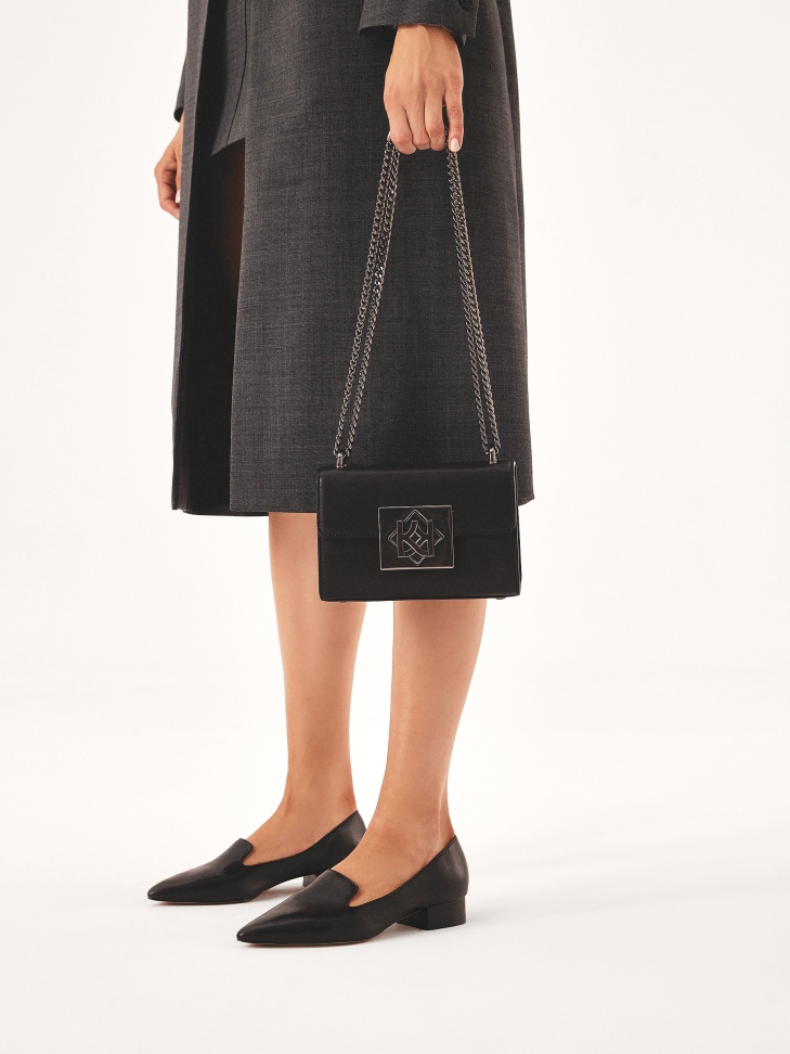 Mała sztywna torebka z dużym zapięciem