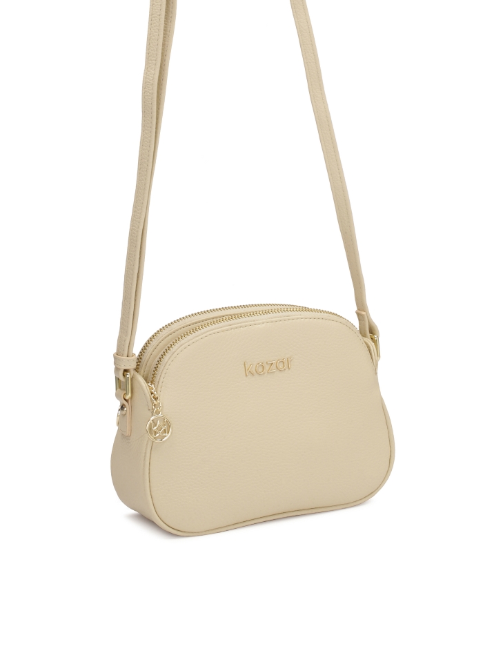 Minimalistyczna beżowa torebka z długim paskiem