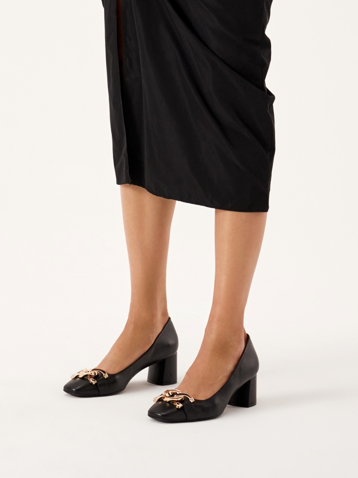 Czarne czółenka na szerokim obcasie zdobione ogniwami