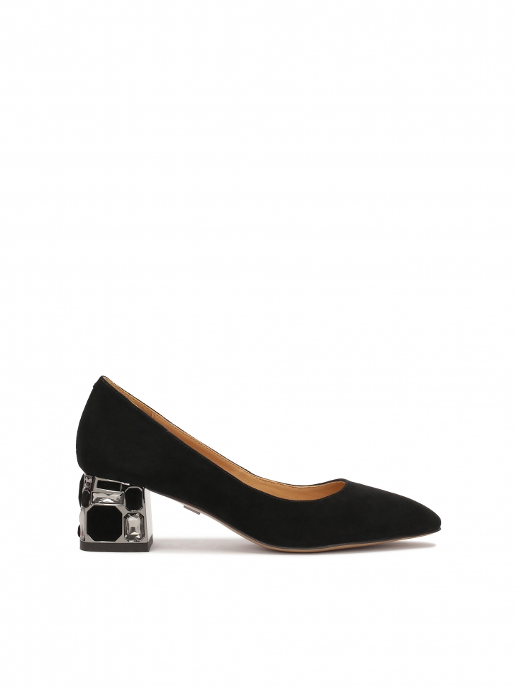 Zamszowe niskie czółenka na zdobionym obcasie