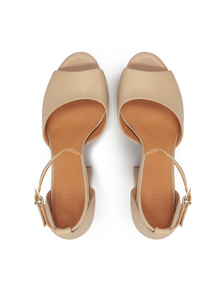 Beżowe sandały na platformie z obcasem