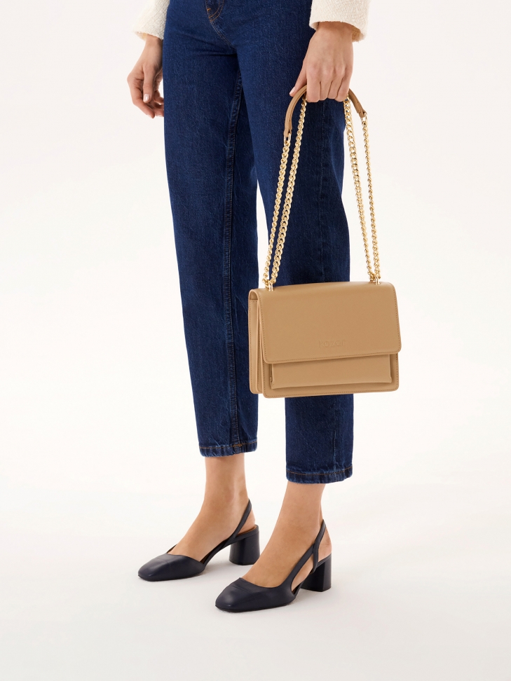 Skórzana torebka z klapą i metalową zawieszką