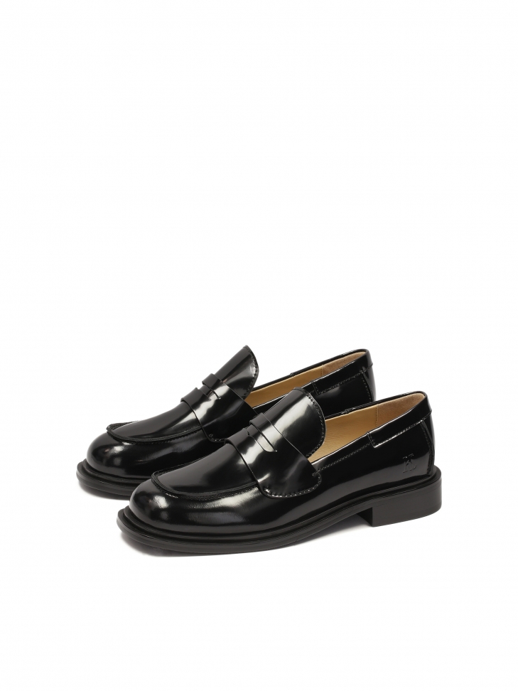 Lakierowane półbuty z przeszyciem na przodzie