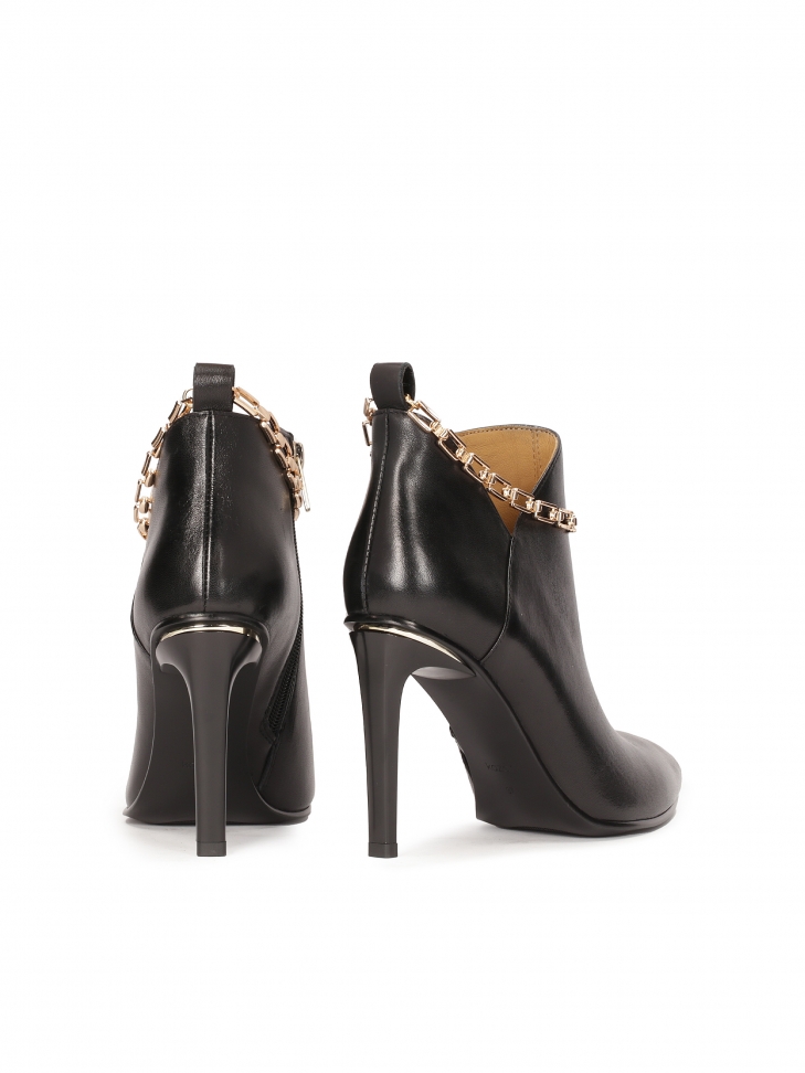 Zjawiskowe botki na smukłej szpilce z efektownym łańcuszkiem przy kostce