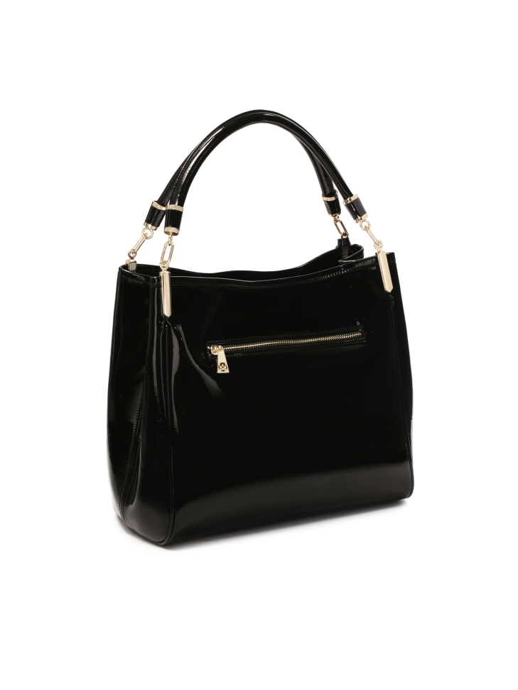 Lakierowana torebka na ramię z brelokiem