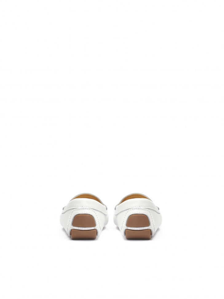 Białe mokasyny damskie