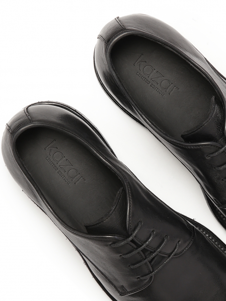 Klasyczne czarne półbuty na skórzanej podeszwie