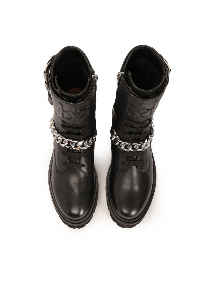 Czarne trzewiki z ozdobną klapą i łańcuchem