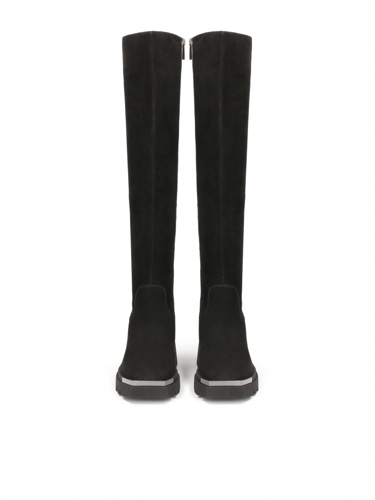 Zamszowe kozaki z trepową podeszwą