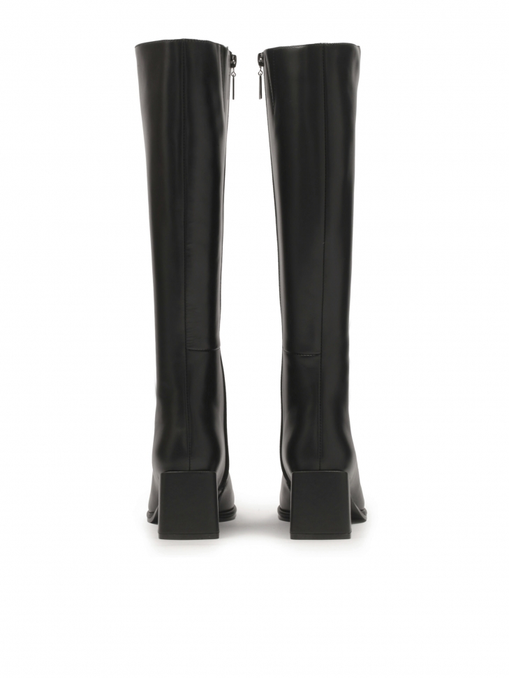 Kozaki ze spiczastymi noskami i kwadratowymi obcasami