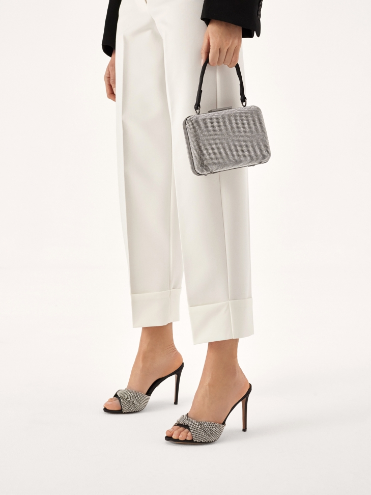 Zdobione cyrkoniami klapki na wysokim obcasie