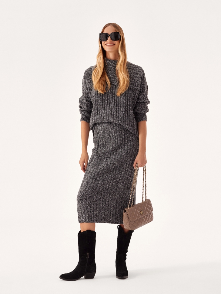 Zamszowe kowbojki na niewysokim obcasie