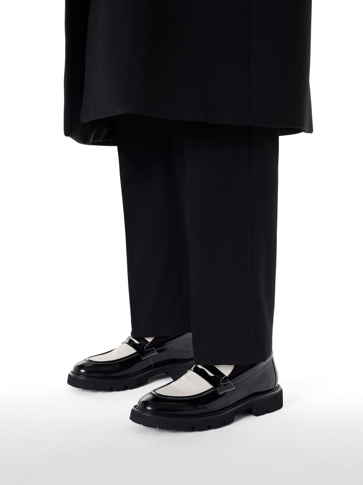 Wsuwane dwukolorowe loafersy z lakierowanej skóry