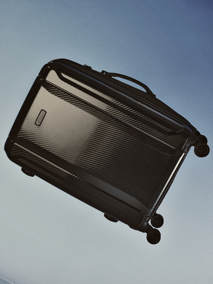 Duża czarna walizka o ciekawej strukturze z zamkiem szyfrowym