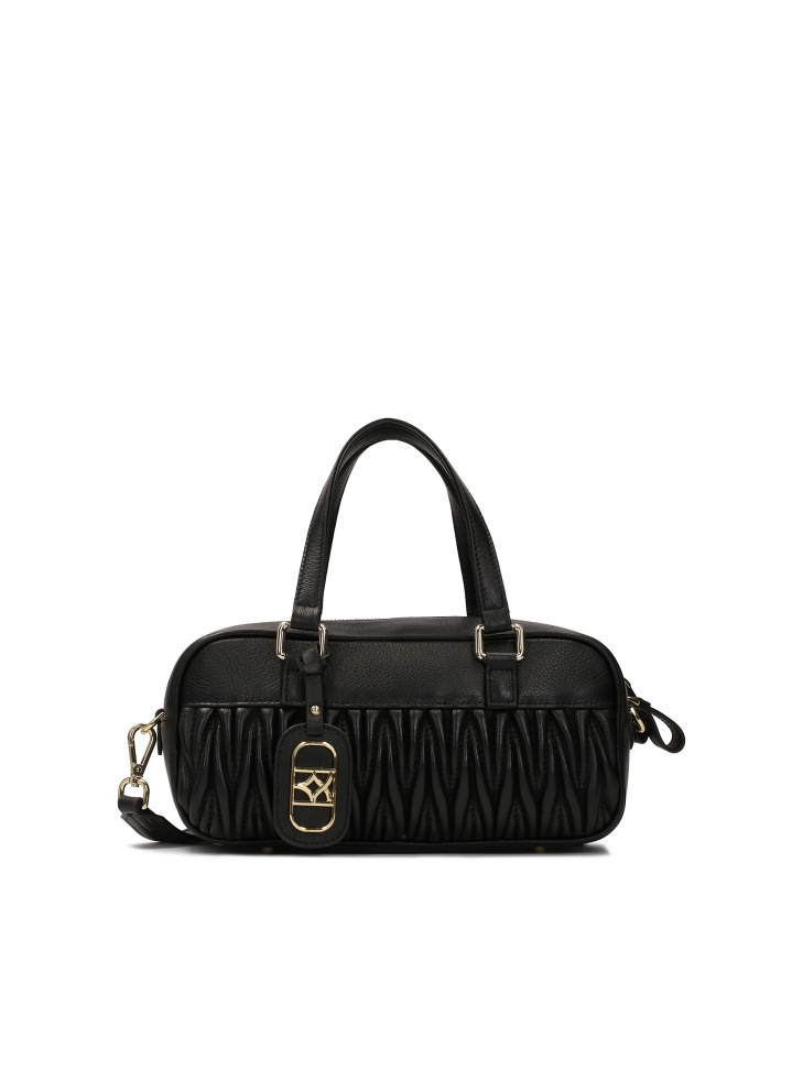 Czarna torebka o ciekawym kształcie