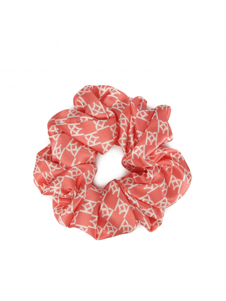 Czerwona gumka scrunchie w białe monogramy