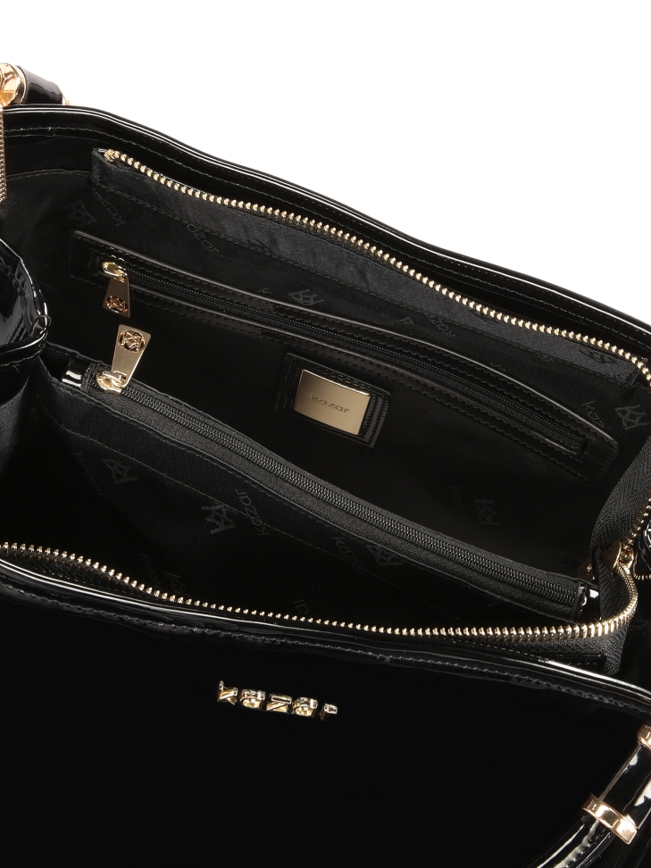 Lakierowana torebka na ramię z brelokiem