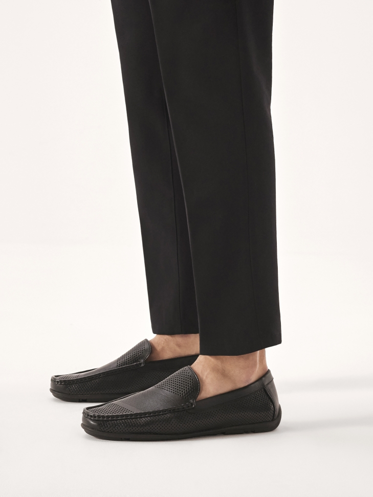 Czarne skórzane mokasyny zdobione perforacją