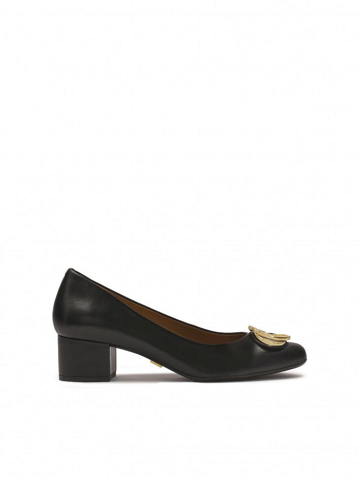 Niskie skórzane czółenka z metalową ozdobą