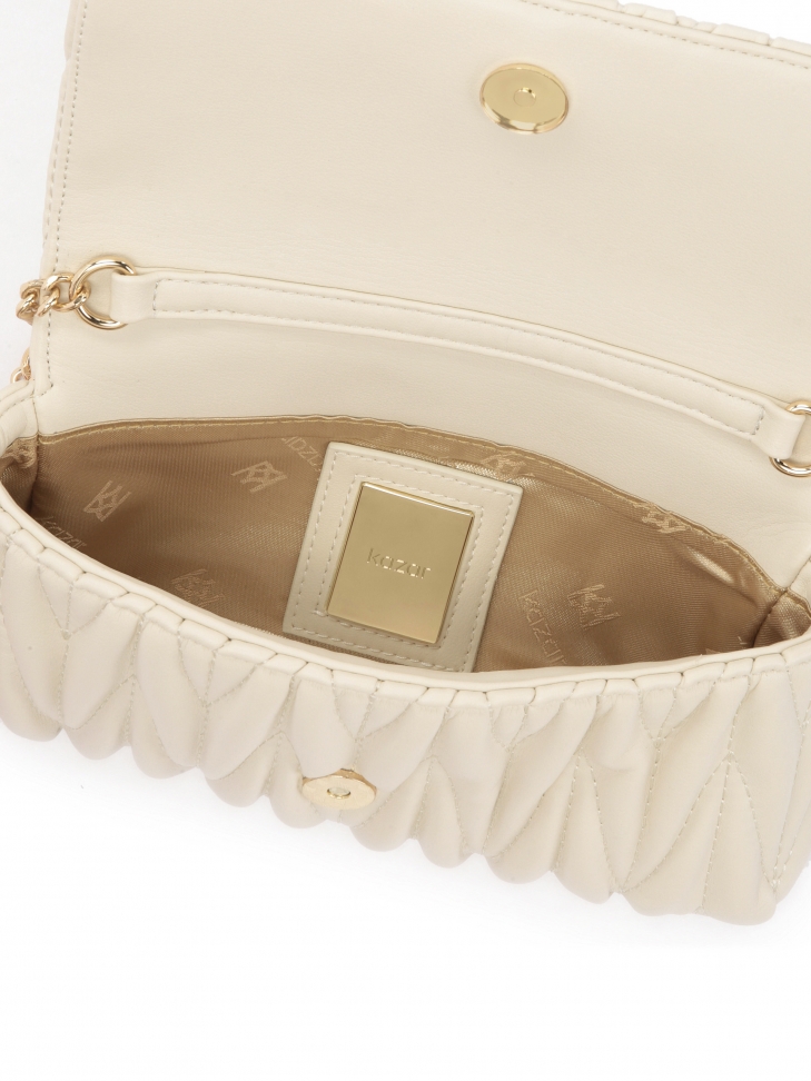 Elegancka torebka zawieszona ma otym łańcuchu