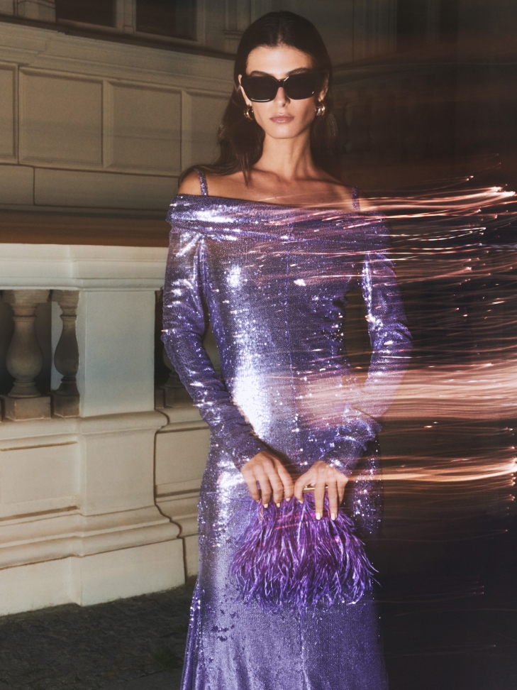 Fioletowa torebka z piórami