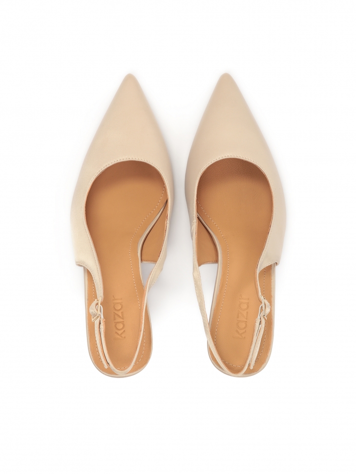 Beżowe czółenka ślubne z noskiem w szpic wykonane z tkaniny