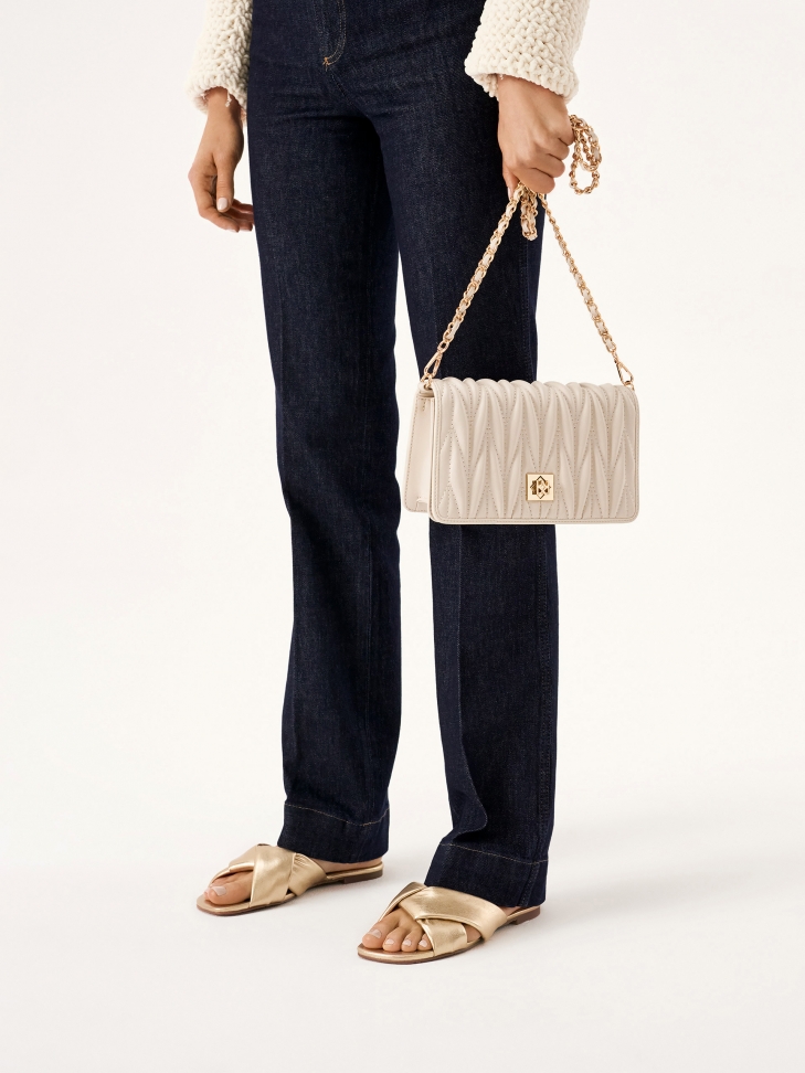 Płaskie klapki ze otej skóry