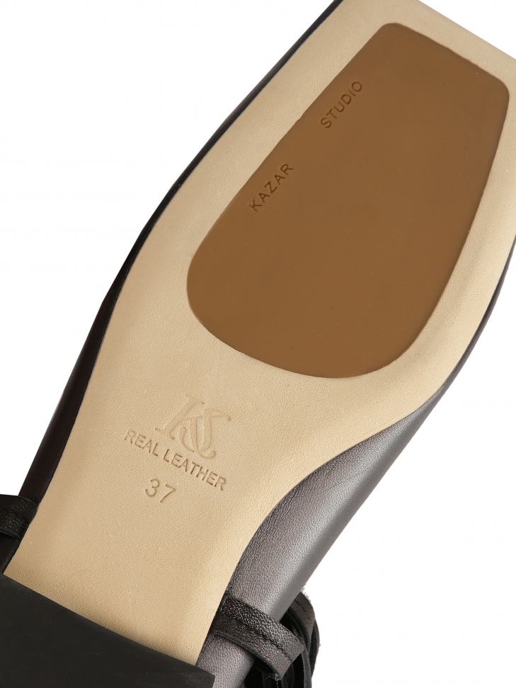 Czarne czółenka na płaskiej podeszwie z kwadratowym noskiem