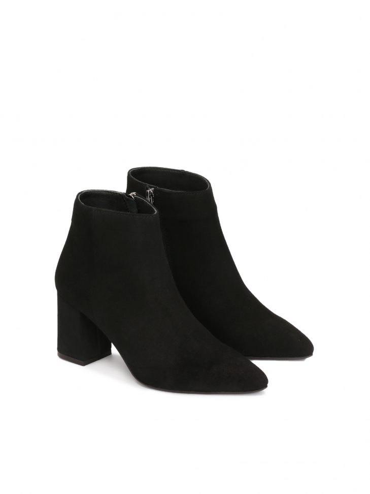 Zamszowe czarne botki na szerokim obcasie