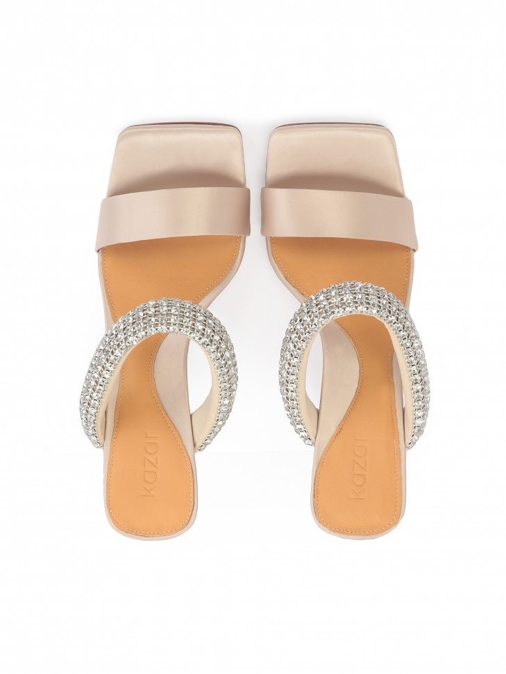 Zdobione klapki z kwadratowym przodem na szpilce