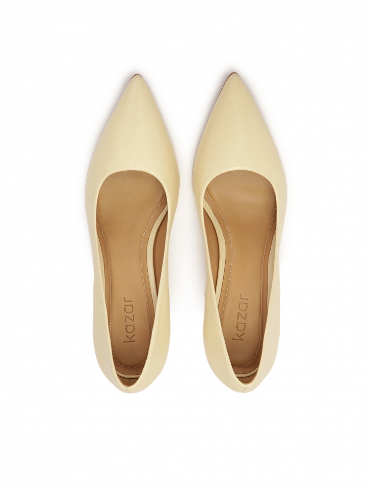 Kremowe czółenka na słupku