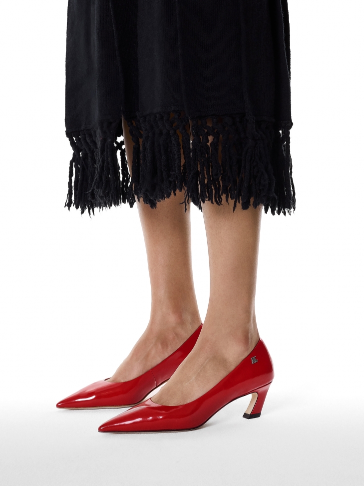 Czerwone czółenka na awangardowym obcasie