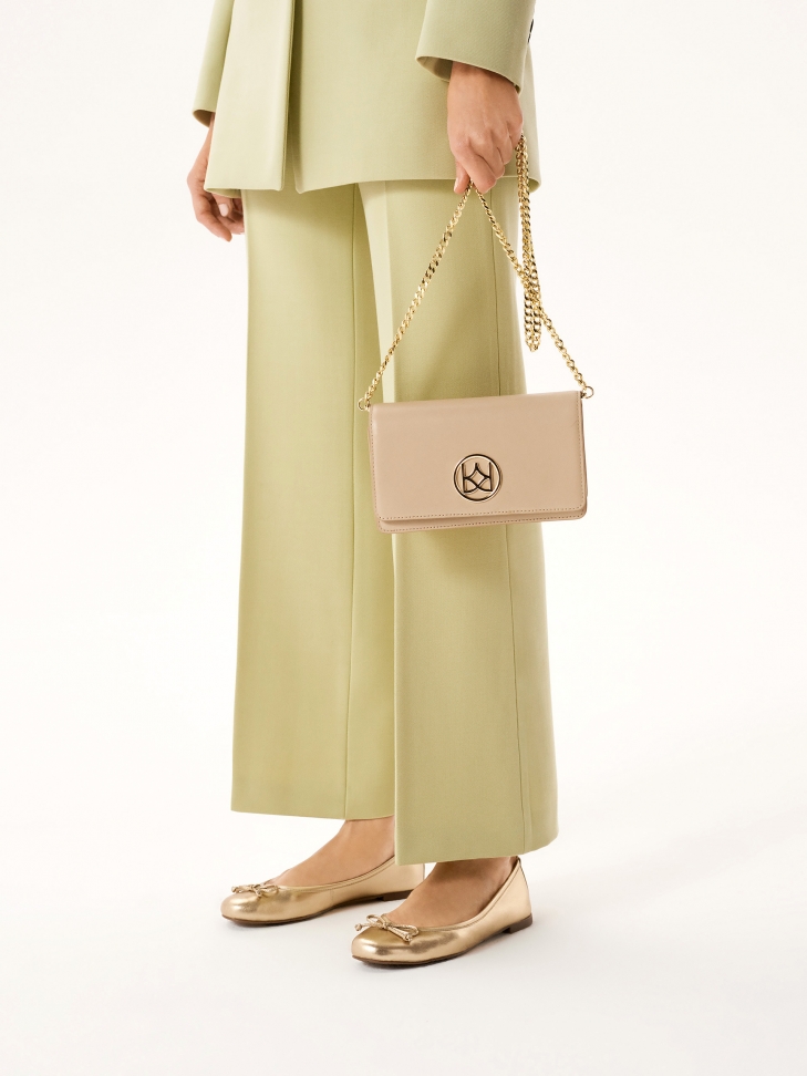 Skórzana prostokątna torebka na otym łańcuchu